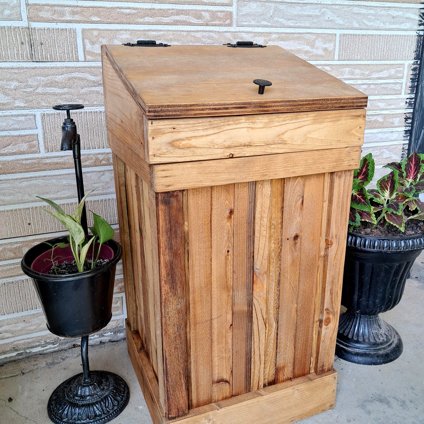 Country Kitchen Style 13 Gallon Wood Trash Can with Tilted Top and Lid