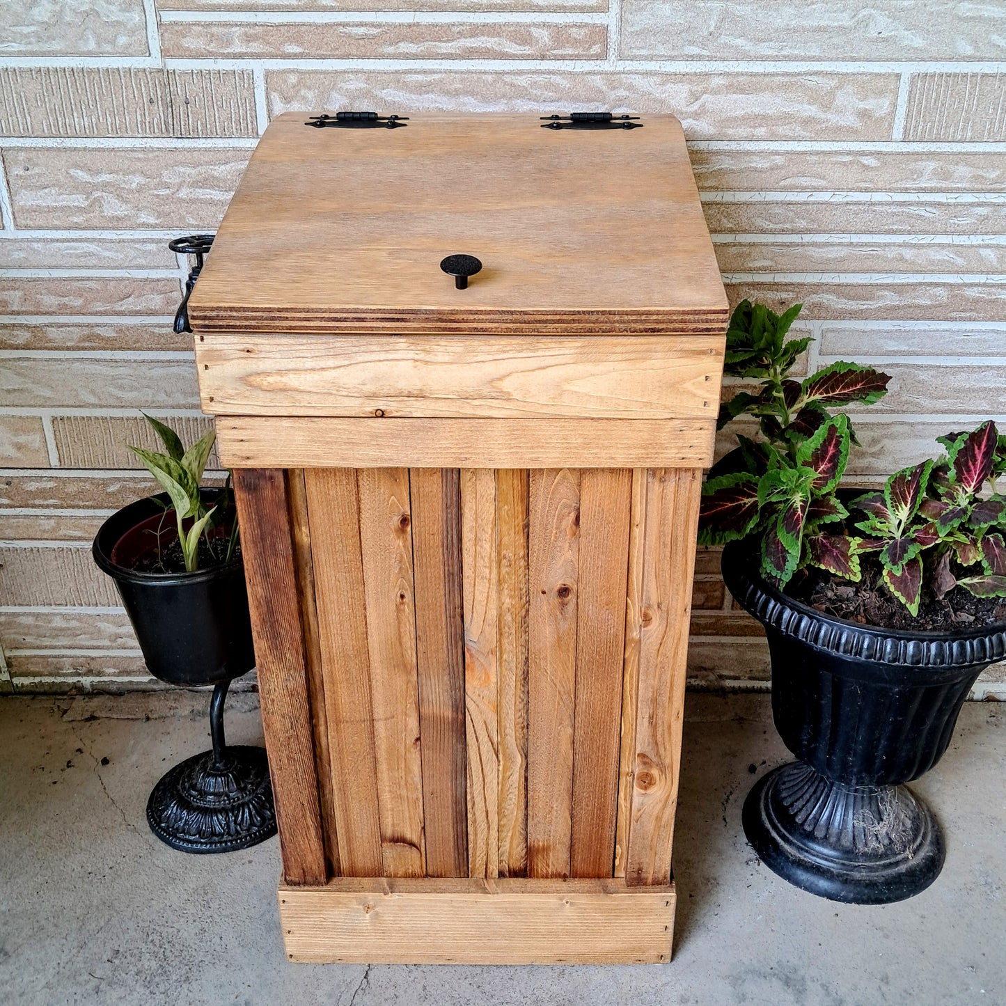 Country Kitchen Style 13 Gallon Wood Trash Can with Tilted Top and Lid