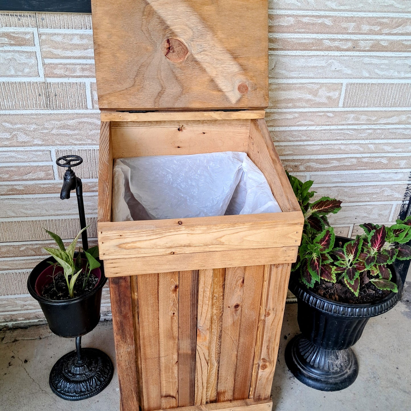 Country Kitchen Style 13 Gallon Wood Trash Can with Tilted Top and Lid