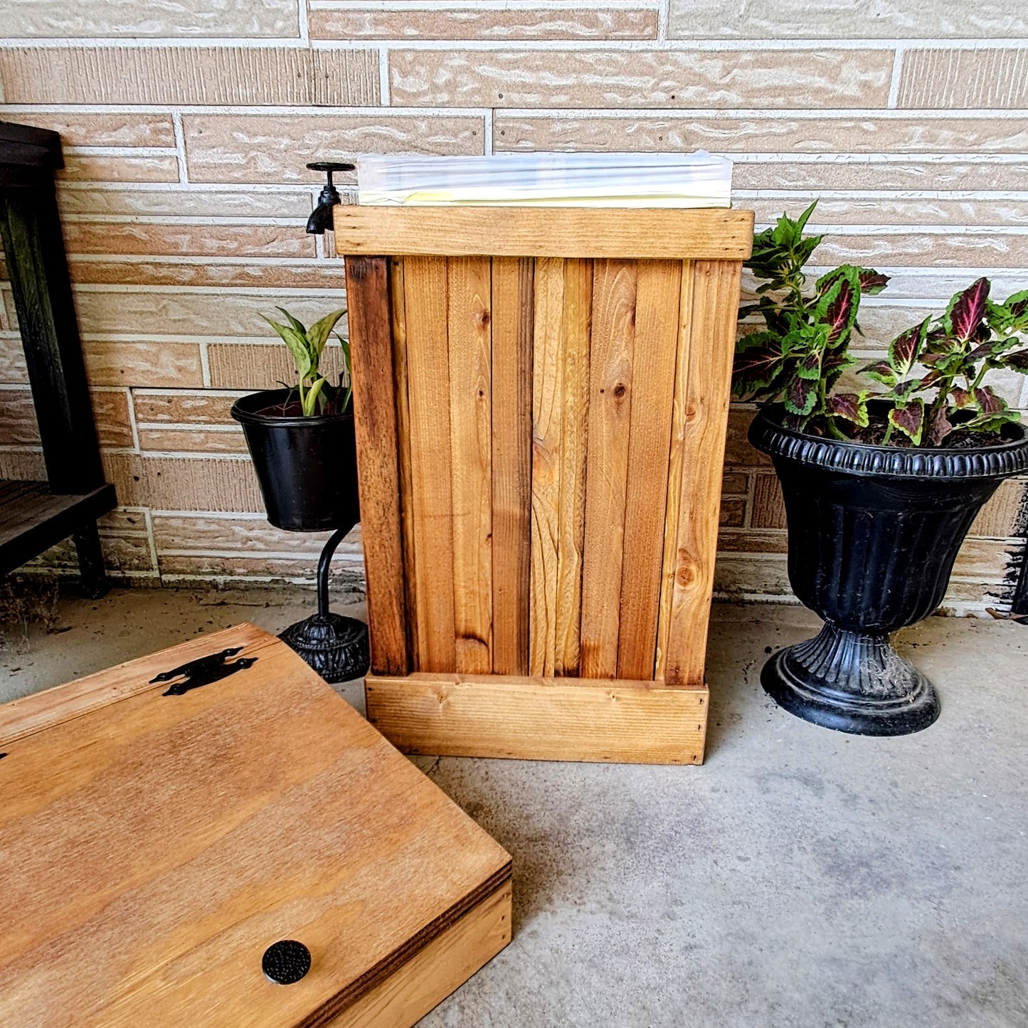 Country Kitchen Style 13 Gallon Wood Trash Can with Tilted Top and Lid