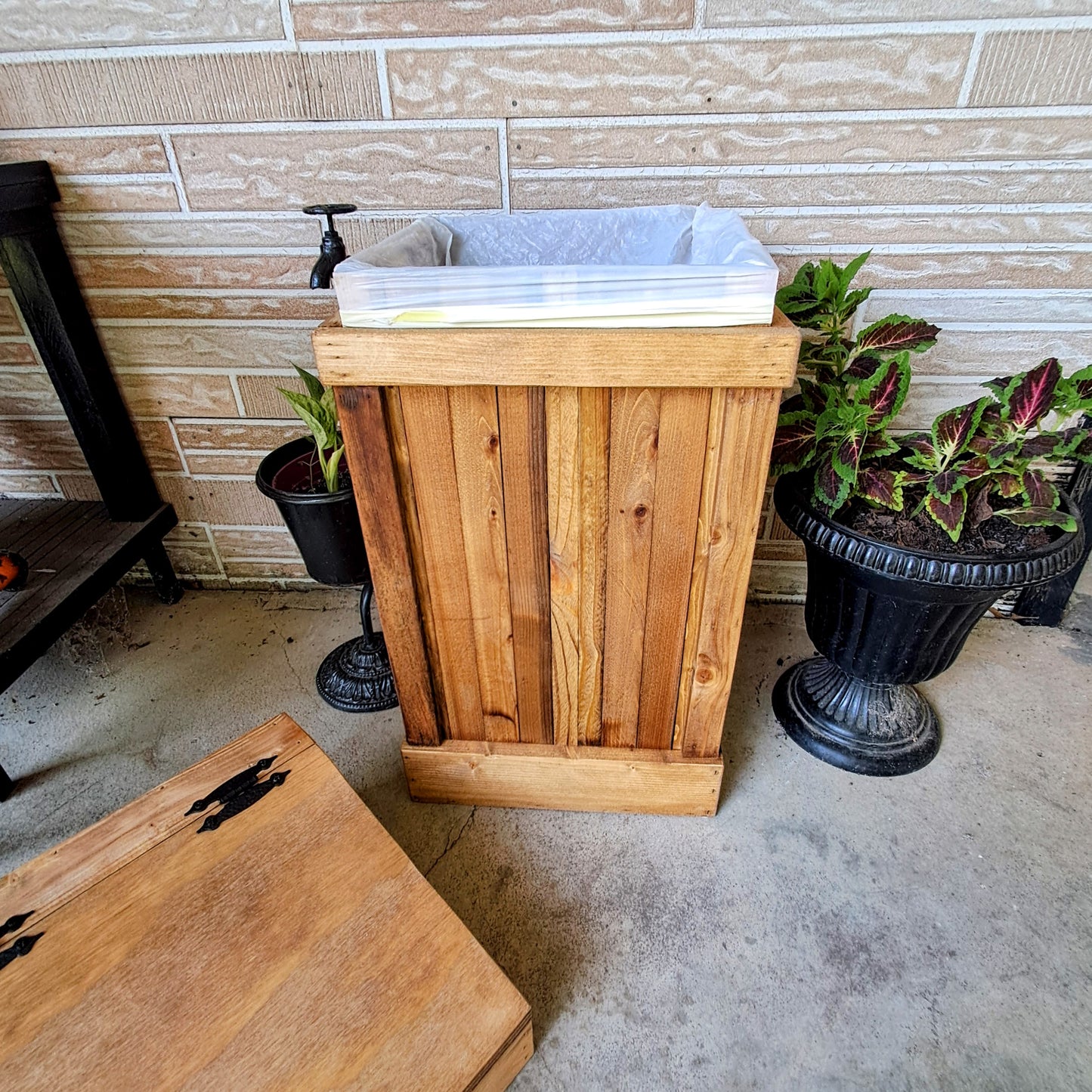 Country Kitchen Style 13 Gallon Wood Trash Can with Tilted Top and Lid