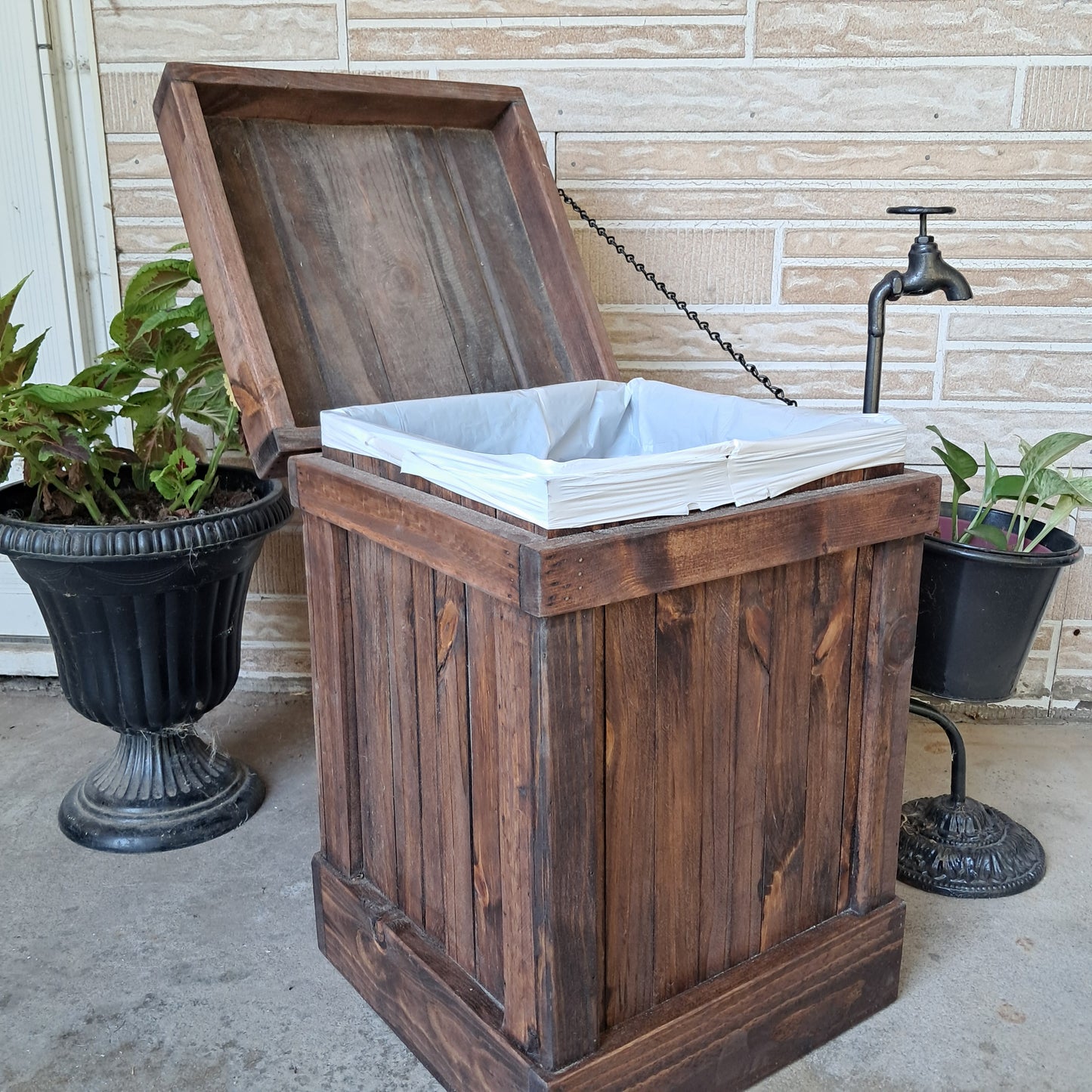 8 Gallon Trash Can