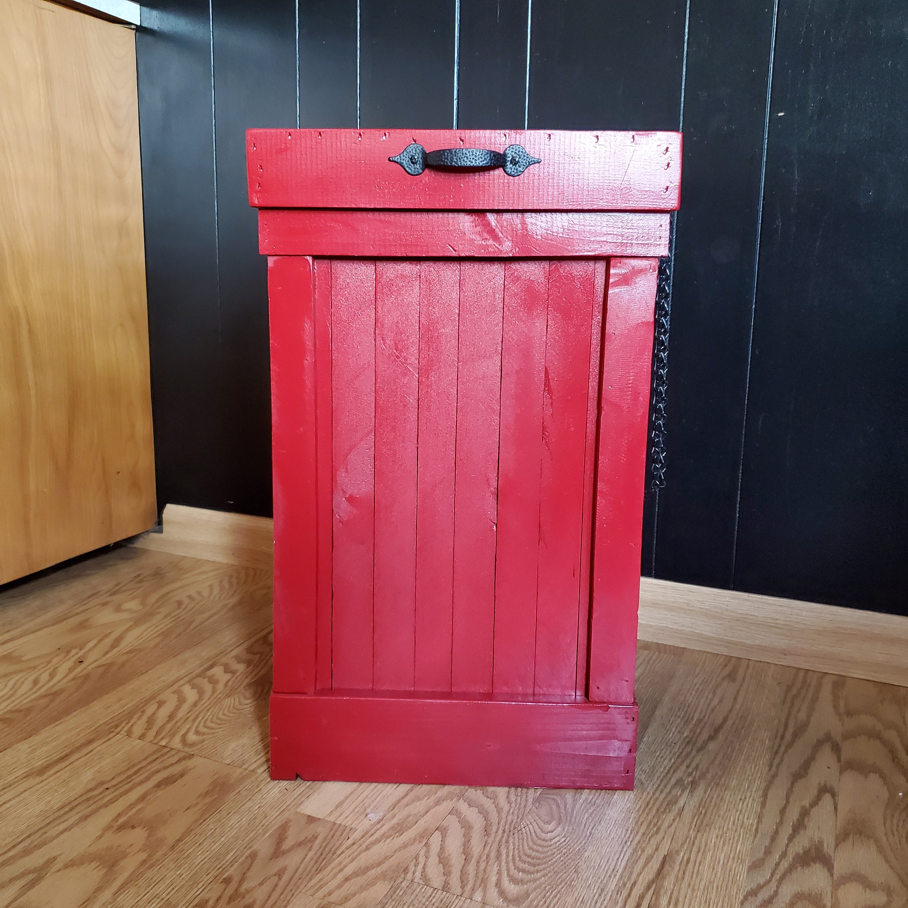 Red kitchen trash deals can